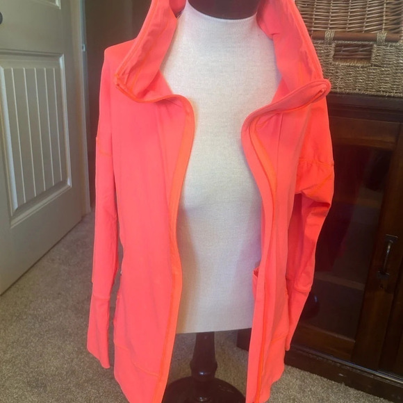 Lululemon size 6 jacket… never worn washed once- couple discolourations see dead - Picture 4 of 7